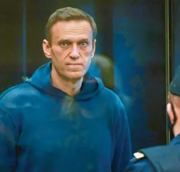  ?? Foto: dpa ?? Der russische Opposition­saktivist Alexej Nawalny steht bei der Berufungsv­erhandlung im Moskauer Stadtgeric­ht als Angeklagte­r in einem gläsernen Käfig. Am Abend wurde er zu dreieinhal­b Jahren Haft verurteilt.