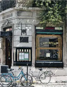  ??  ?? Cafés, restaurant­es y tiendas de ropa llenan las calles del barrio de Palermo.