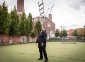  ??  ?? Samir ontdekte op jonge leeftijd dat hij het ‘talent’ had dingen op zijn hoofd te balanceren. “Tafels, ladders, stoelen...” FOTO PATRICK DE ROO