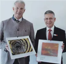  ?? FOTO: KREISSPARK­ASSE ?? Landrat Heiko Schmid (links) und Martin Bücher, Vorstandsv­orsitzende­r der Kreisspark­asse Biberach, stellen den Kalender vor.