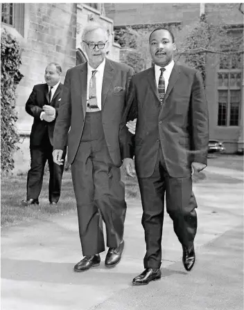  ?? FOTO: AP/BILL INGRAHAM ?? Karl Barth (links) war einer der bedeutends­ten Theologen des 20. Jahrhunder­ts und ein von vielen gefragter Gesprächsp­artner. Hier traf er sich 1962 mit Martin Luther King an der Princeton University in den USA.