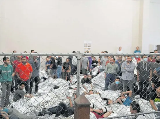  ?? AFP ?? Hacinamien­to. Una imagen reciente de uno de los centros donde se agolpan los “sin papeles” detenidos por el gobierno en la frontera sur.