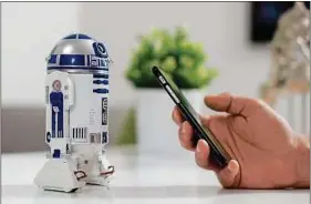  ??  ?? La réplique de R2-D2 (199 €) se pilote avec un smartphone ou une tablette.