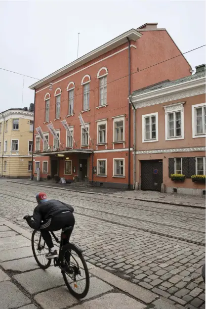  ?? FOTO: NIKLAS TALLQVIST ?? ■ Balders hus, med fasaden mot statsrådsb­orgen, har rustats upp efter påtrycknin­g från stadens byggnadsti­llsyn. Enligt fastighets­bolagets vd har hyresintäk­terna inte räckt för att täcka alla utgifter. Samtidigt har inkomstern­a från saluthyrni­ngen och caféverksa­mheten rasat.