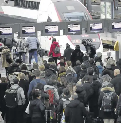  ?? AP / CHRISTOPHE ENA ?? Aglomeraci­ones en la estación de Lyón de París, ayer.