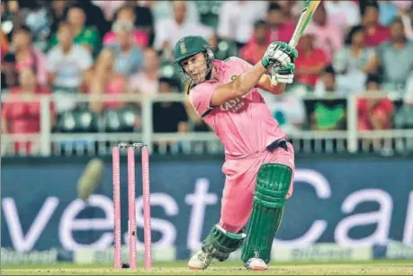  ?? AFP ?? AB de Villiers is easily the best South African player of spin and he will be expected to guide the inexperien­ced middleorde­r against India in the fourth ODI on Saturday.