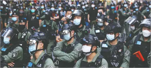  ?? Reut ers ; JEROME FAVRE / EPA ?? Thousands of citizens attend a flash mob to celebrate the National Day of the People’s Republic of China in Shenyang
City Thursday, while police deployed 6,000 officers to counter any illegal rallies or activities in Hong Kong.