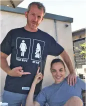  ??  ?? Gal Gadot’s husband, Yaron Varsano, shows off his t-shirt