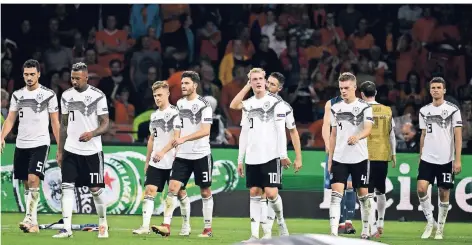  ?? FOTO: DPA ?? Abgang: Die deutschen Spieler verlassen nach dem 0:3 in Amsterdam den Rasen der Johan-Cruyff-Arena.