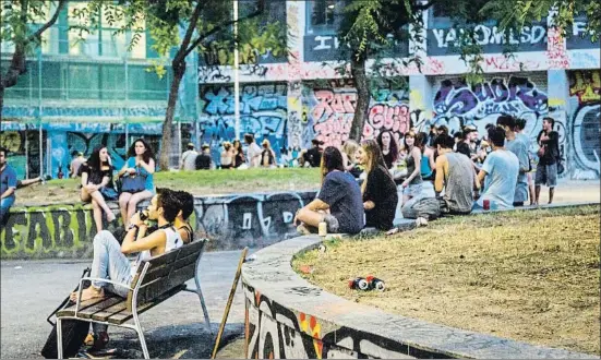  ?? MONTSE GIRALT ?? La gente compra latas de cerveza en los colmados y se las bebe sentada en los parterres de la plaza