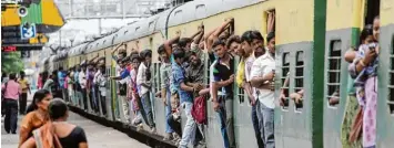  ?? Foto: Piyal Adhikary, dpa ?? Die Züge in Indien sind oft heillos überfüllt, wie hier in Kalkutta. Die Bahn transporti­ert jeden Tag mehr als 23 Millionen Passa giere.