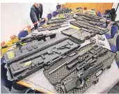  ?? FOTO: DPA ?? Sichergest­ellte Waffen von „Reichsbürg­ern“
im Polizeiprä­sidium Wuppertal.