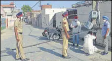  ?? HT PHOTO ?? Police and villagers blocking the entry to Dhablan village in Patiala on Saturday.