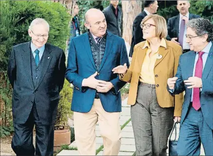  ?? ROBIN TOWNSEND / EFE ?? Miquel Valls, Luis de Guindos, Anna Balletbò y Enric Millo, en los jardines del hotel S’Agaró