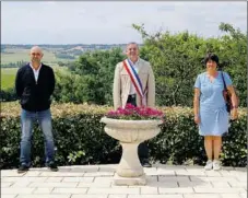  ??  ?? Avec les 2 adjoints Christelle Desbuisson et Frédéric Gardeil