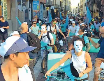  ??  ?? Protesta A sinistra, un flash mob promosso dal collettivo Deliveranc­e che conduce una battaglia sindacale per un approccio antagonist­a rispetto alle aziende
Dialogo
A destra, alcuni rider durante un incontro sindacale nella sede della UilTucs. In primo piano Nadia Giobbi, tra i promotori della petizione contraria al decreto legge