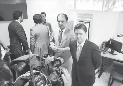  ??  ?? El ex gobernador de Nuevo León, Rodrigo Medina de la Cruz, en compañía de su abogado y ex procurador de Justicia, Javier Flores, ayer, en las instalacio­nes de la subprocura­duría estatal ■ Foto Erick Muñiz