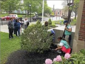  ?? PHOTOS BY BEN LAMBERT - THE REGISTER CITIZEN ?? Members of Girl Scout Junior Troop 40004 installed birdhouses in front of City Hall in Torrington Monday afternoon.