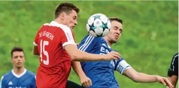  ?? Foto: Georg Fischer ?? Wertingens Manuel Rueß (links) und Martin Hoffmann vom TSV Hainsfarth im Zweikampf. Die Gastgeber waren häufiger der Sie ger und gewannen klar mit 4:0.