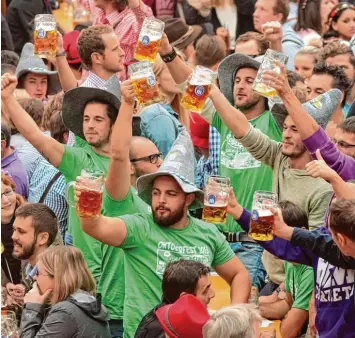  ?? Foto: Ralph Peters, imago ?? Das zweite Wochenende des Münchner Oktoberfes­ts gilt traditione­ll als das „Italiener aus dem Süden vielen Wirten und der Polizei einige Sorgen. Wie sieht es heute aus? Wochenende“. Einst bereitete der Ansturm