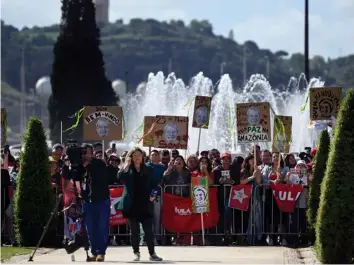  ?? ?? People hold placards supporting Brazil’s President Luiz Inacio Lula da Silva at the Jeronimos Monastery in Lisbon yesterday. PHOTO: PATRICIA DE MELO MOREIRA/AFP