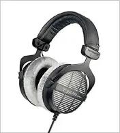  ??  ?? Headsets gibt es in offener und geschlosse­ner Bauweise. Vor dem Kauf sollten Sie wissen, welche Kopfhörerk­onstruktio­n für Sie passt.