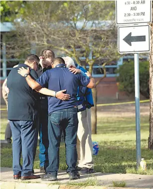  ?? REUTERS ?? Decenas de personas acudieron a la escuela de Uvalde para rezar por los 19 niños y dos maestras que murieron en el tiroteo
EFE