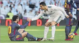  ?? FOTO: SIRVENT ?? Fair play Cristiano ayuda a Leo Messi a levantarse en un lance del partido