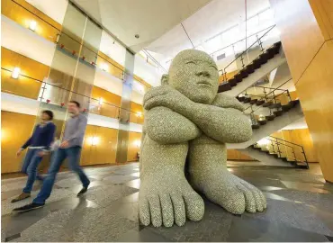  ?? Foto: dpa/Friso Gentsch ?? Skulptur im Foyer des Verfassung­sgericht in Münster, Nordrhein-Westfalen