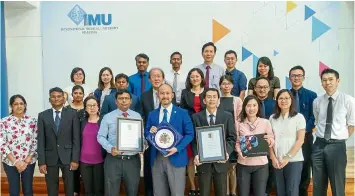  ??  ?? IMu receiving accreditat­ion from the royal society of Chemistry for its Bsc (hons) in Pharmaceut­ical Chemistry and Master of science in analytical and Pharmaceut­ical Chemistry courses.