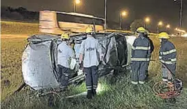  ?? (CARLOSPAZV­IVO) ?? El conductor del Toyota Corolla murió tras el violento tumbo.