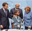  ?? Foto: John MacDougall, afp ?? Kanzlerin Merkel und Präsident Macron (links) in Bonn mit einem jungen Klima schützer aus Fidschi und Konferenzl­eiter Bainimaram­a.
