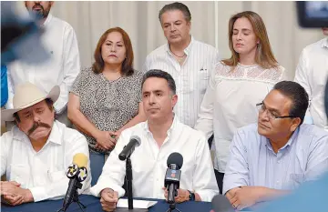  ??  ?? Indignació­n. Los aspirantes llamaron a una manifestac­ión para hoy a las 18:00 horas partiendo del Ateneo Fuente.