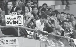  ?? PROVIDED TO CHINA DAILY ?? Spectators watch a futsal game in Guangzhou, Guangdong province.