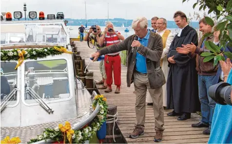  ?? Archivfoto: Stefan Gerum ?? Im Jahr 2010 übernahm Siegfried Rauch die Patenschaf­t für das neue Einsatzboo­t der Wasserwach­t Utting. Wer hätte sich wohl besser geeignet für die Bootstaufe als der Traumschif­fkapitän?