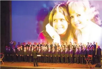  ?? AP FOTO / ?? IN MEMORIAM. The Gay Men’s Chorus performs at the Debbie Reynolds-Carrie Fisher memorial Service organized by Todd Fisher.