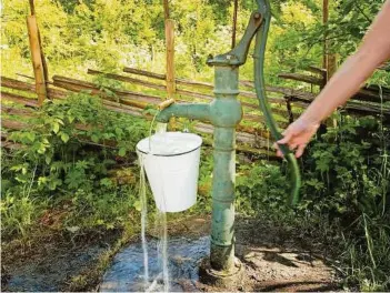  ?? KARI DESIGNE/FOTOLIA ?? Besitzer von Leierbrunn­en sind mit der Drohung, das Wasser werde versiegen, Ziel der „Bohr-Hausierer“