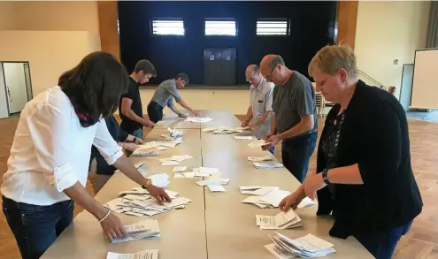  ?? FOTO: KATJA SCHMIDBERG­ER ?? Im Wahllokal im Creuzburge­r Bürgerhaus Klostergar­ten wurden am Sonntagabe­nd die Stimmen ausgezählt. Hier lag Ronny Schwanz deutlich vorn. Mit 17 Jahren ist Jakob Fischer (2. von links) der jüngste Wahlhelfer, erstmals dabei war auch Sabine Siemon (vorn links). Weitere Wahlhelfer waren Katrin Salzmann (vorn rechts), Joachim Press und Arne Bomberg (2. und 3. von rechts) sowie Babett Mater und Michael Senf (2. und 4. von links).