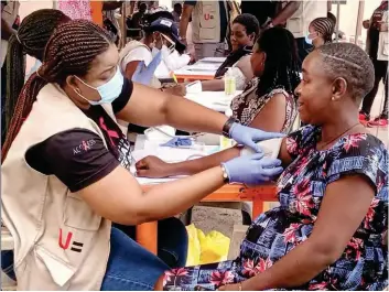  ?? ?? Pregnant mothers undergoing medical checks.