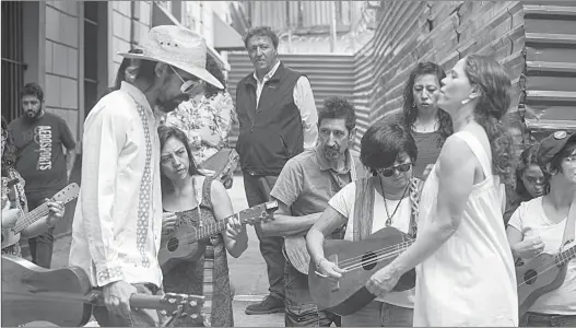  ?? Luisa Severiano Fotos María ?? V Entre canto y baile, los participan­tes leían poemas de Álbum de zoología.