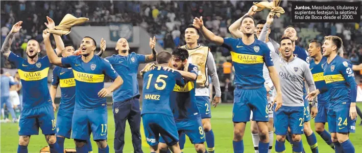  ?? MARCELO CARROLL/ENVIADO ESPECIAL ?? Juntos. Mezclados, titulares y suplentes festejan la séptima final de Boca desde el 2000.