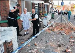  ?? Picture: Edward Thompson ?? Elderly lady gets a helping hand from police