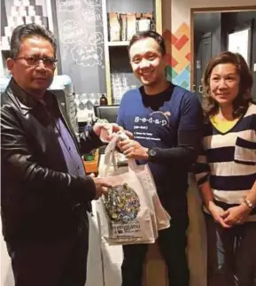  ??  ?? Terengganu Menteri Besar Datuk Seri Ahmad Razif Abdul Rahman (left) introducin­g restaurant owners in Perth, Australia to the frozen nasi dagang.