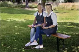  ?? FOTO: TIMO KARI ?? Anna Markelin och Louise Mérus tillreder en läcker måltid på morot och rödbeta. Hur det går till kan du se på en video på webbsidan www.hbl.fi/coachen-mat.