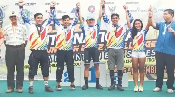  ??  ?? Overall winners of the Asia Mountainbi­ke Series pose with Kuching North City Commission mayor Datuk Abang Wahap Abang Julai (left) and Sarawak Sports Corporatio­n CEO Dr Ong Kong Swee (right) are (from second left) JR Stanley Jalip (masters DH),...