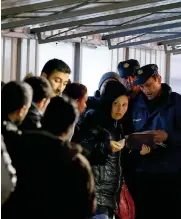  ?? AP ?? Collo di bottiglia. Controlli della polizia croata alla stazione di Sid, in Serbia