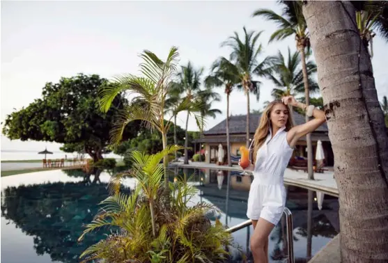  ??  ?? Einer der schönsten Plätze im „Maradiva Villas Resort & Spa“ist der Infinity-pool mit Bar und Restaurant.
