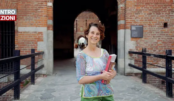  ??  ?? Caparbia Francesca Tasso fotografat­a all’ingresso del Castello Sforzesco (foto Piaggesi/Fotogramma). Sotto, cofanetto francese in avorio e argento del XIV secolo