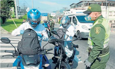  ?? Foto | Freddy Arango | LA PATRIA ?? El primer día del aislamient­o nacional se notó sobre todo por el dispositiv­o policial, con acompañami­ento del Ejército en la capital de Caldas. El objetivo es que los ciudadanos cumplan con el confinamie­nto.