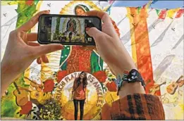  ?? Luis Sinco Los Angeles Times ?? JESSICA ALVAREZ takes a photograph of Briana Alvarez on a visit to Mariachi Plaza in colorful, diverse Boyle Heights, reachable via the Metro Gold Line.